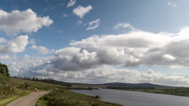Hyperlapse 在苏格兰高地的一辆车的前方 通过美丽空旷的道路行驶的摄像头拍摄的 — 图库视频影像