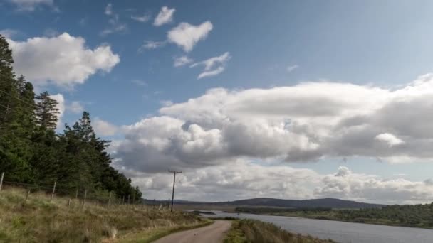 在苏格兰高地的一辆车的前方 通过美丽空旷的道路行驶的摄像头拍摄的视角 — 图库视频影像