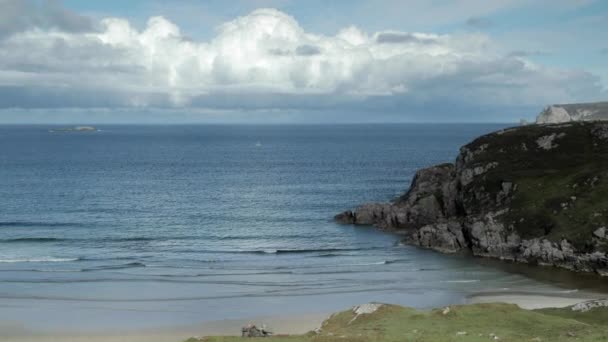 Panoramowanie Wideo Zachwycającego Wybrzeża Ceannabeinne Północnym Wybrzeżu Szkocji Słoneczny Dzień — Wideo stockowe