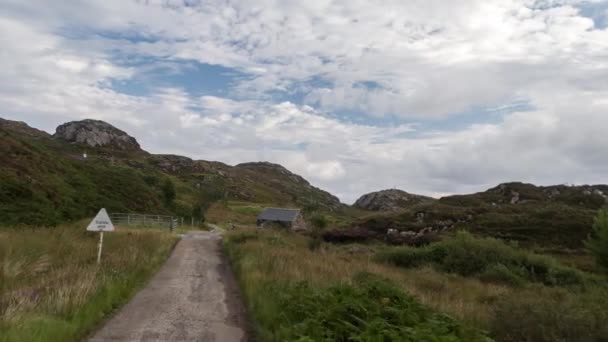 Skoç Dağlık Güzel Boş Yollar Aracılığıyla Sürüş Bir Aracın Bağlı — Stok video