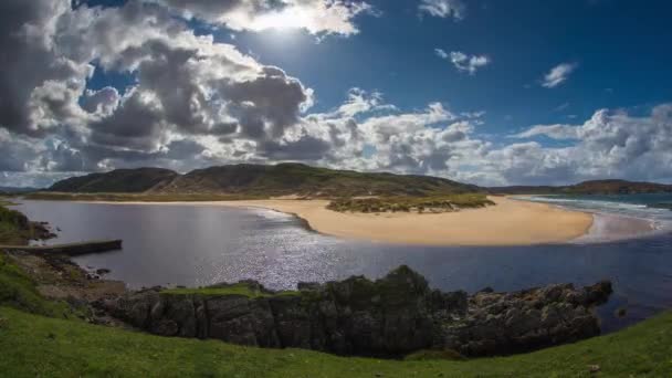 スコットランドの高地の Bettyhill の海岸線上の雲 — ストック動画