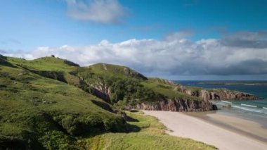 İskoçya'nın Kuzey Sahil güneşli ceannabeinne, çarpıcı sahil şeridi