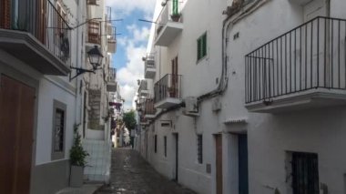 Ibiza eski kasabanın içinden dar sokakta yürüme