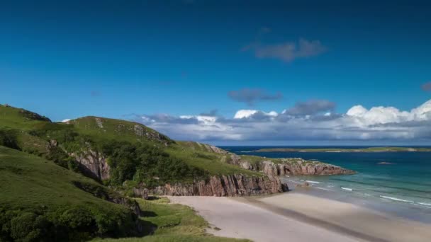 Skoçya Nın Kuzey Sahil Güneşli Ceannabeinne Çarpıcı Sahil Şeridi — Stok video