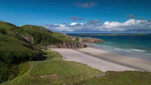 晴れた日にスコットランドの北海岸の Ceannabeinne で見事な海岸線 — ストック動画