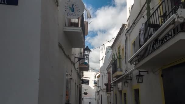 Caminar Por Calle Estrecha Través Del Casco Antiguo Ibiza — Vídeo de stock