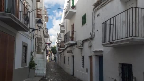 Chodzenie Wąskiej Ulicy Przez Stare Miasto Ibiza — Wideo stockowe