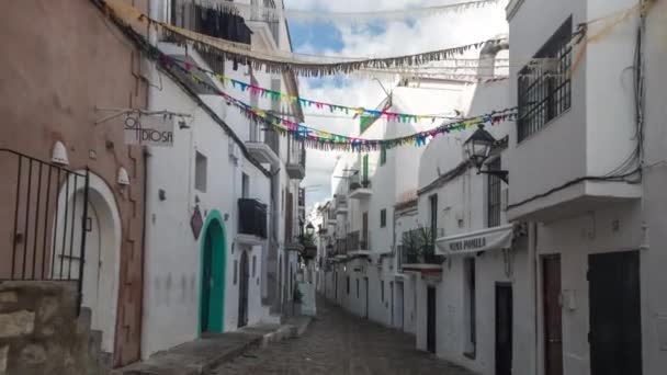 Caminar Por Calle Estrecha Través Del Casco Antiguo Ibiza — Vídeo de stock