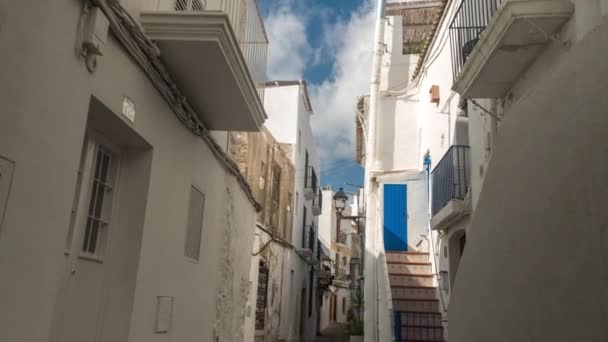 Wandelen Smalle Straat Door Oude Stad Van Ibiza — Stockvideo