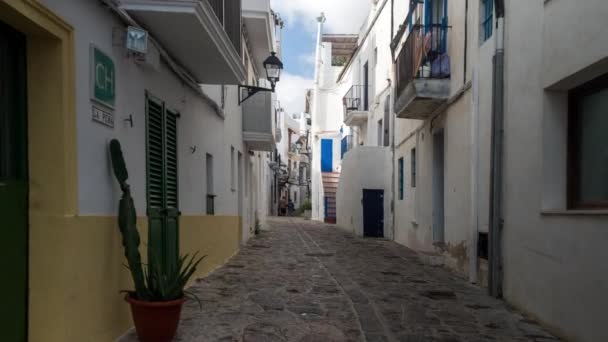 Ibiza Eski Kasabanın Içinden Dar Sokakta Yürüme — Stok video
