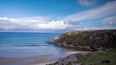 İskoçya'nın Kuzey Sahil güneşli ceannabeinne, çarpıcı sahil şeridi