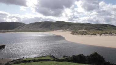 Güneşli bir günde, İskoçya 'nın kuzey kıyısındaki Bettyhill' de çarpıcı bir sahil şeridi.