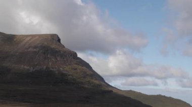 Isle of skye, İskoçya güneşli dağların güzel aralığı