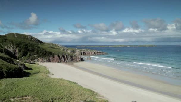 Panning Video Stunning Coastline Ceannabeinne Northern Coastline Scotland Sunny Day — Stock Video