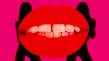 Güzel kırmızı dudaklar dans eden kadın siluetleriyle kaplanmış.