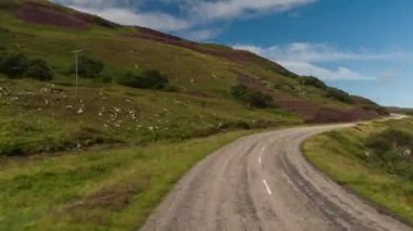 Hyperlapse İskoç dağlık güzel boş yollar aracılığıyla sürüş bir aracın ön bağlı kameradan Pov shot