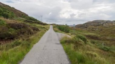 İskoç dağlık güzel boş yollar aracılığıyla sürüş bir aracın ön bağlı bir kamera çekim Pov