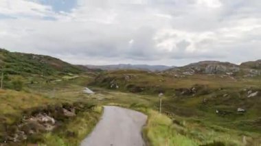 Hyperlapse İskoç dağlık güzel boş yollar aracılığıyla sürüş bir aracın ön bağlı kameradan Pov shot