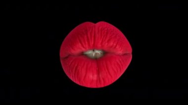 Güzel, kırmızı dudaklı kadın robot dansı gibi gümüşe boyanmış ve başı televizyon gibi poz vermiş..