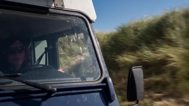 Een Camera Aan Voorkant Van Een Camper Zich Concentreren Het — Stockvideo