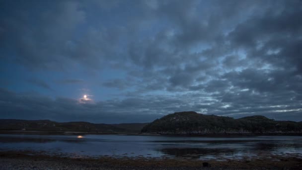 Nattlandskap Månen Och Moln Mörk Himmel Över Flodvatten Skotska Höglandet — Stockvideo