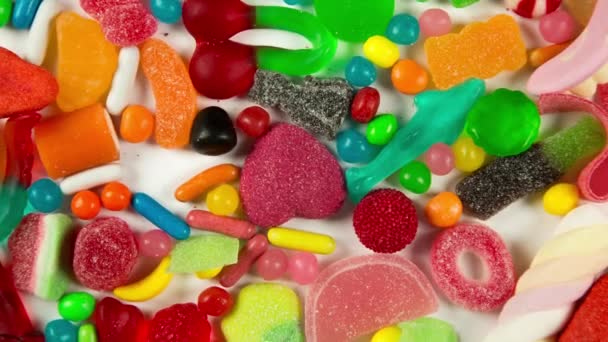 Große Mischung Aus Süßigkeiten Und Bonbons — Stockvideo