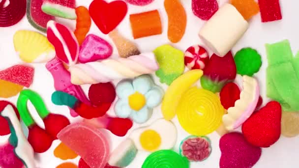 Große Mischung Aus Süßigkeiten Und Bonbons — Stockvideo