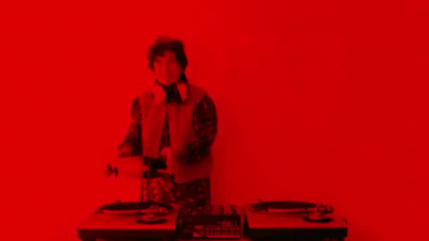 Kulaklık Kıdemli Kadın Vinil Plakları Djing — Stok video