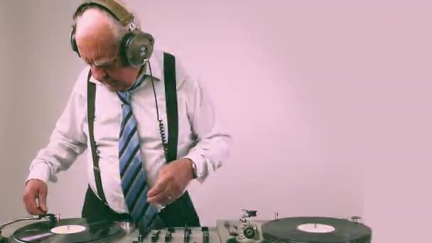 Increíble Abuelo Hombre Mayor Djing Fiesta Entorno Discoteca — Vídeo de stock