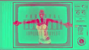 Kırmızı iç çamaşırlı çekici ve seksi bir kadın. Eski moda TV setinde dans ediyor.