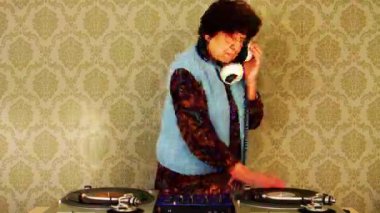 Kulaklık lı kıdemli kadın vinil plakları djing