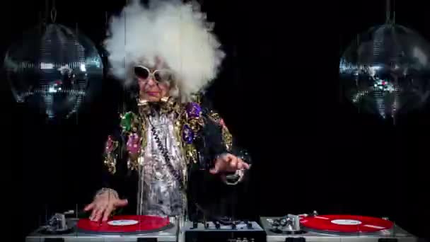 Ηλικιωμένη Γυναίκα Πάρτι Στο Disco Ρύθμιση Loopable — Αρχείο Βίντεο