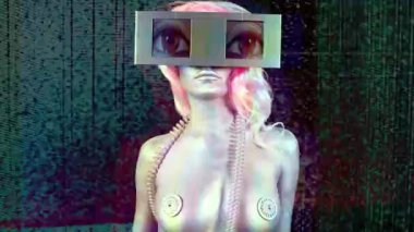 kadın beden ile şaşırtıcı gözleri olarak 2 video ekranlar gümüş dans boyalı. ekranlar üzerinde döngü göz videolar var