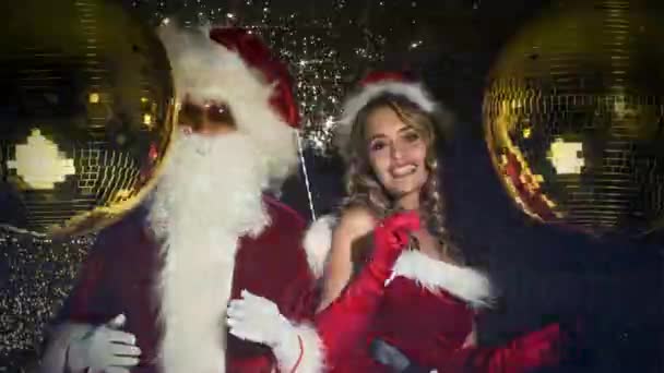 Papai Noel Bela Senhora Claus Dançando Festa Discoteca — Vídeo de Stock