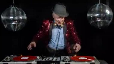 Büyük adam DJ'lik ve siyah arka plan üzerine disko ortamda parti