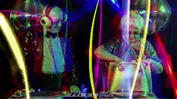 couple plus âgé faisant la fête dans un cadre disco 