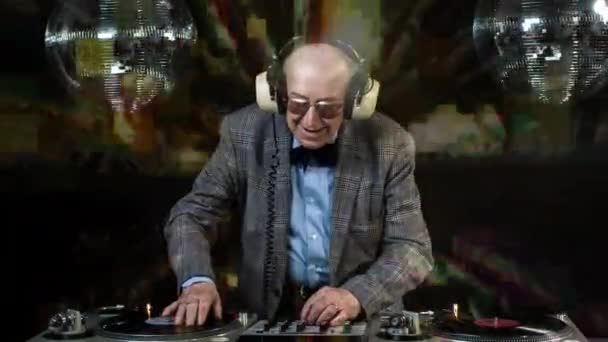 Homme Âgé Djing Faire Fête Dans Cadre Disco Sur Fond — Video