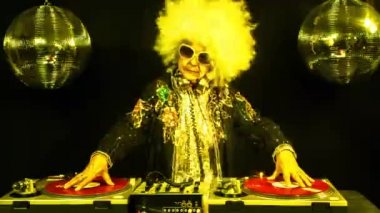 Büyükanne DJ'lik ve disko ayarında parti