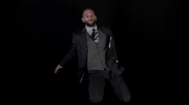 Çağdaş bir tarzda dans resmi kıyafetli usta erkek dansçı