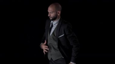 Çağdaş bir tarzda dans resmi kıyafetli usta erkek dansçı