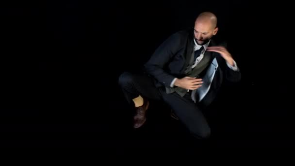 Habile Danseur Masculin Dans Costume Intelligent Dansant Dans Style Contemporain — Video