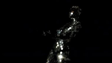 Adam parlak ayna takım, siyah arka planda dans