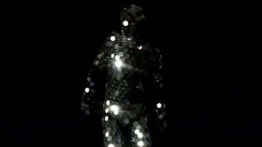 Adam parlak ayna takım, siyah arka planda dans