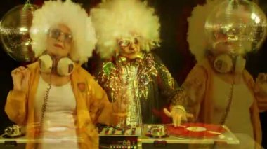 Disko ortamındaki muhteşem DJ büyükannesinin birleşik görüntüleri. Üzerinde dans ve parti görüntüleri var..