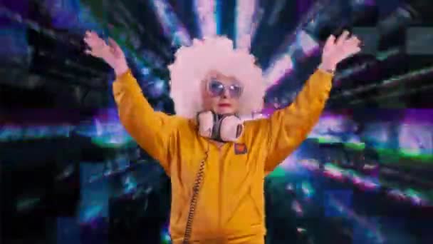 une incroyable grand-mère danseuse disco, dame plus âgée faisant la fête dans un cadre disco coloré hypnotique 