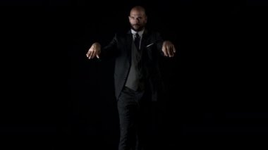 çağdaş bir tarzda siyah arka plan üzerine dans akıllı takım elbiseli usta erkek dansçı