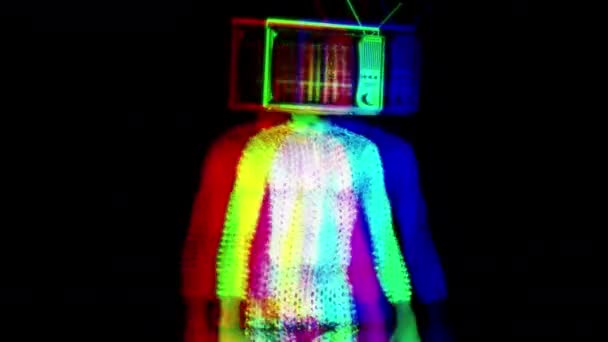 电视先生 Headcool 男子穿着银色服装 以电视为头跳舞 电视上有视频静态和噪音播放 — 图库视频影像