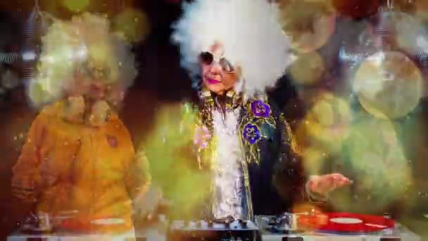 ヘッドフォン ディスコ スタイルで年上の女性のダンス — ストック動画