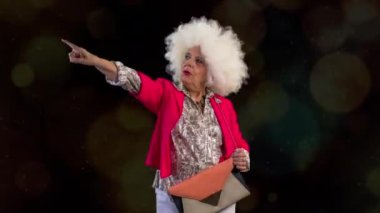 bir şaşırtıcı Büyükanne disko dansçısı, eski Bayan bir hipnotik renkli disko ortamda parti