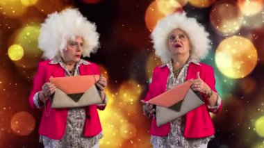 Disko ortamında kaybolmuş ve kafası karışmış muhteşem peruklu büyükannenin birleşik görüntüleri..